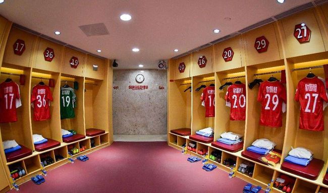 包含阿斯顿维拉训练开放日；清晨防线松动引欢呼；CBA季后赛在即；更衣室氛围转暖的词条