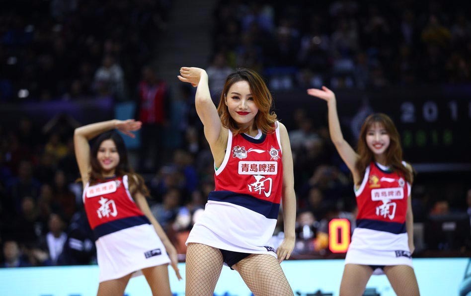 包含阿斯顿维拉训练开放日；清晨防线松动引欢呼；CBA季后赛在即；更衣室氛围转暖的词条